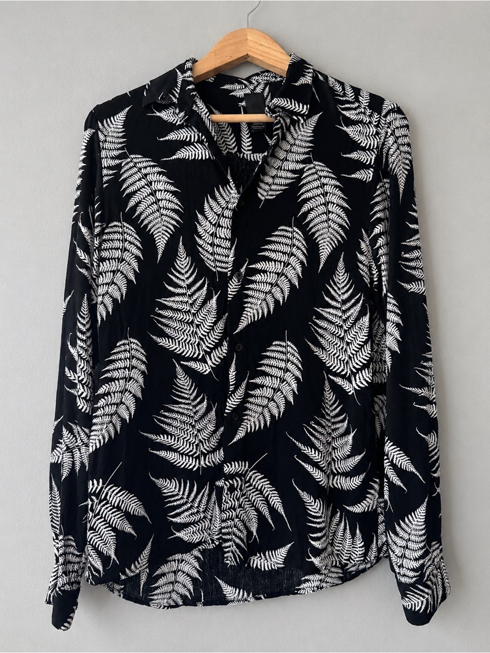 H&M Black White Fern Print Button Front Blouse Women’s Medium Long Sleeve